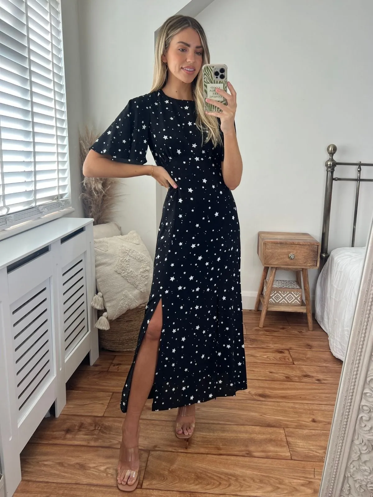 Bailey Angel Sleeve Midi Dress / Star Print Dreamy Presence Glam Feel