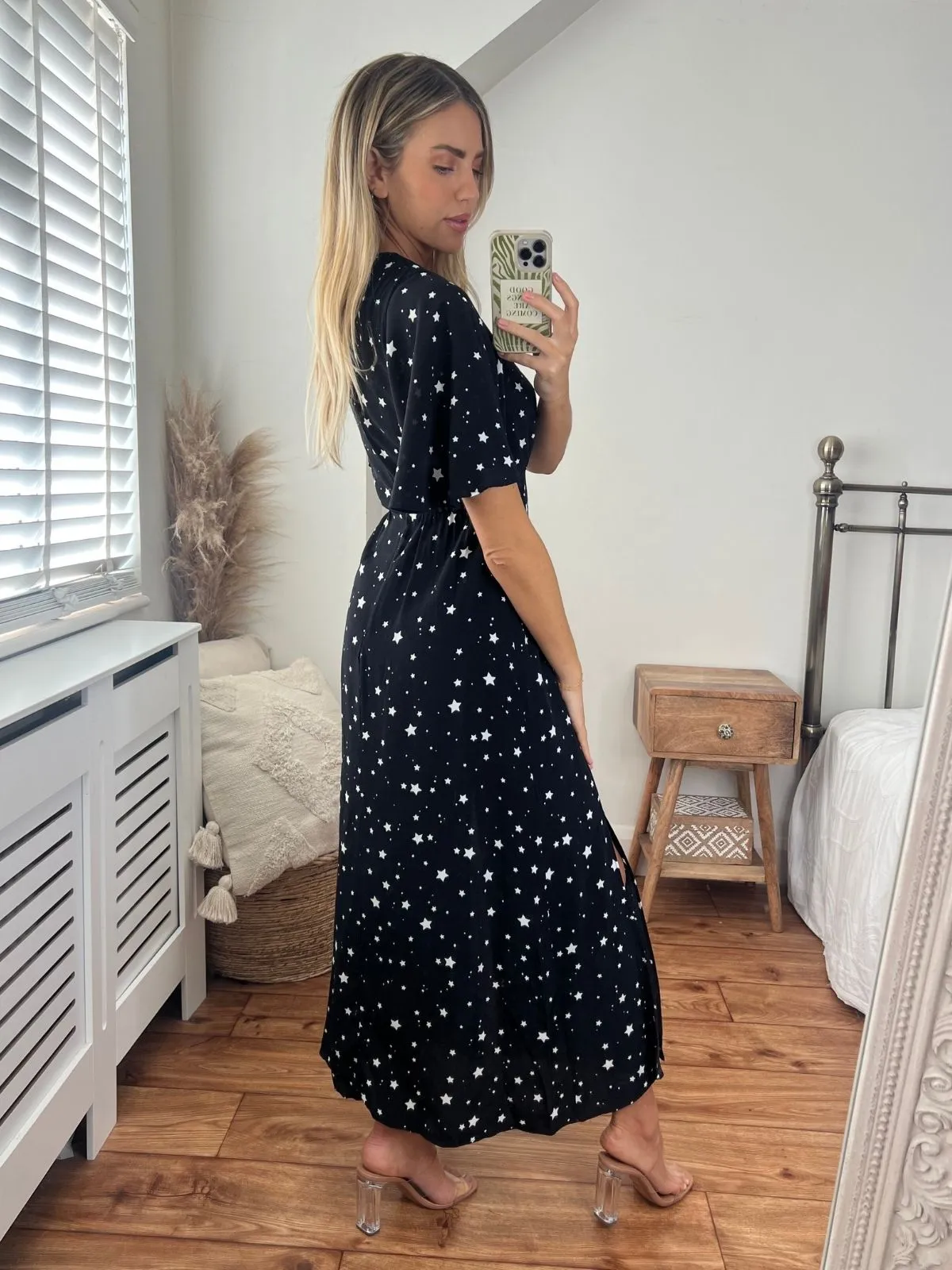 Flattering Shape Sweet Mood Bailey Angel Sleeve Midi Dress / Star Print