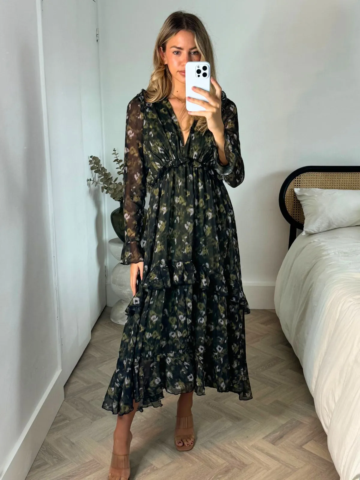 Curve Friendly Birdie Frill Tie Back Dress / Blurred Khaki Floral