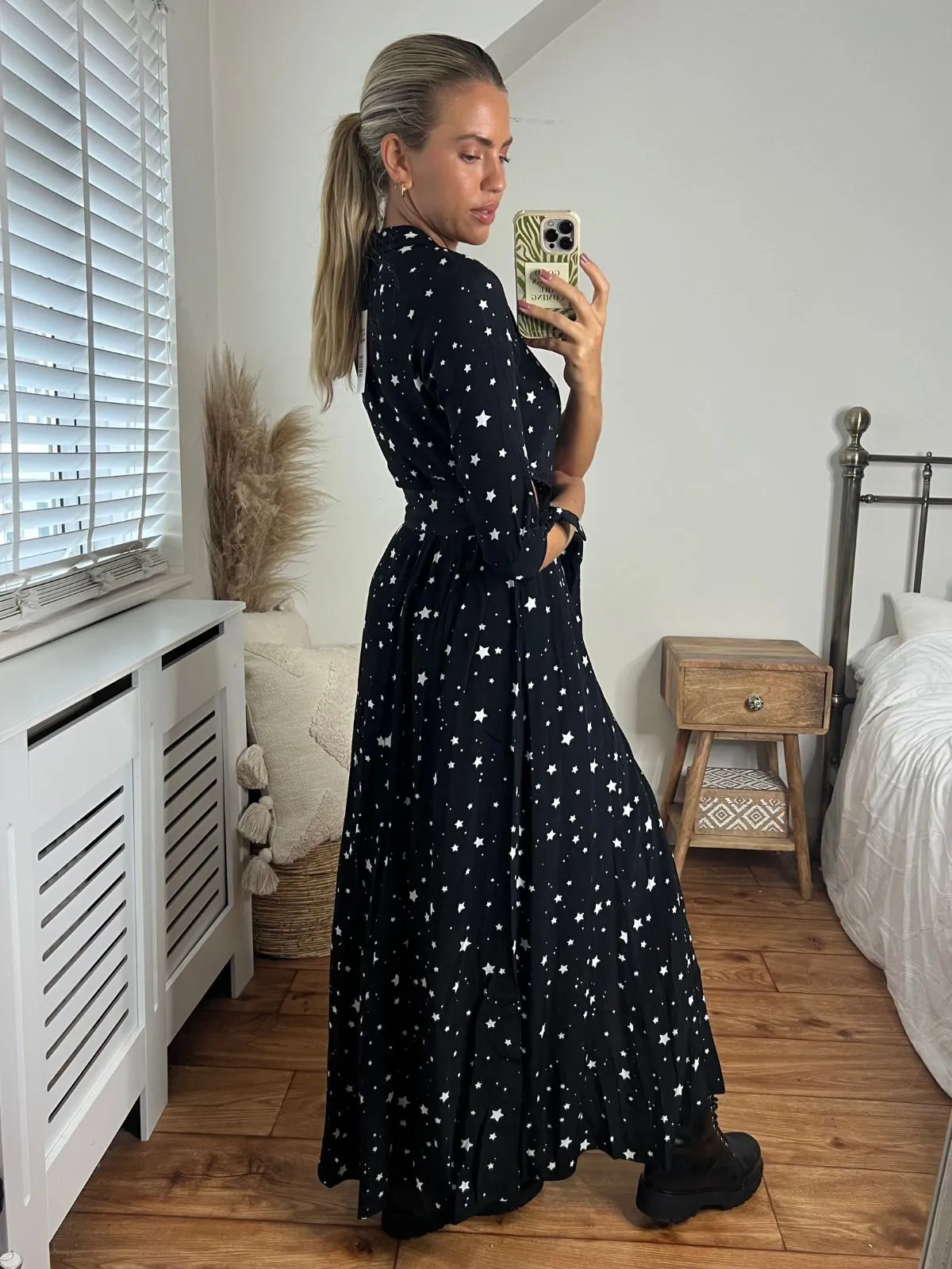 Stretch-Recovery Light Outfit Daphne Belted Shirt Dress / Black and White Star Print