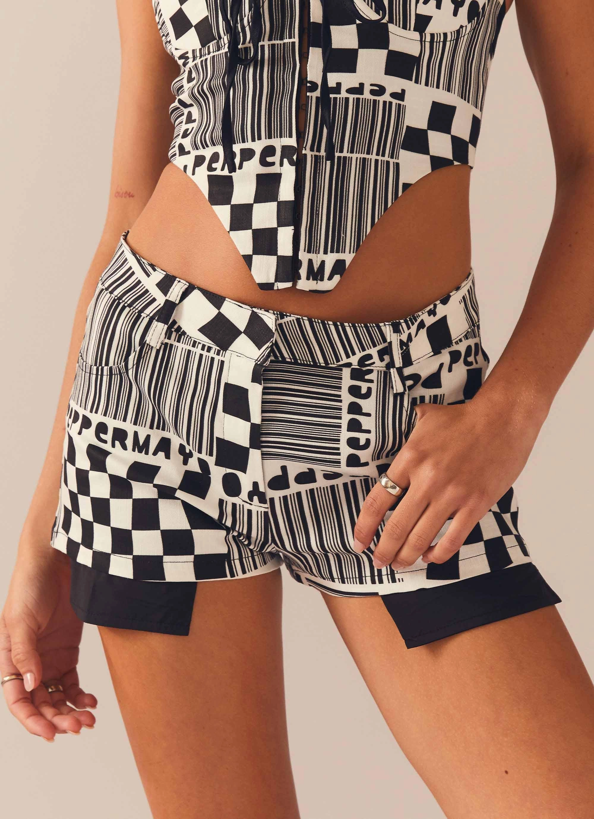 Play It Louder Shorts - Barcode Quick Move Anti Snag Fabric