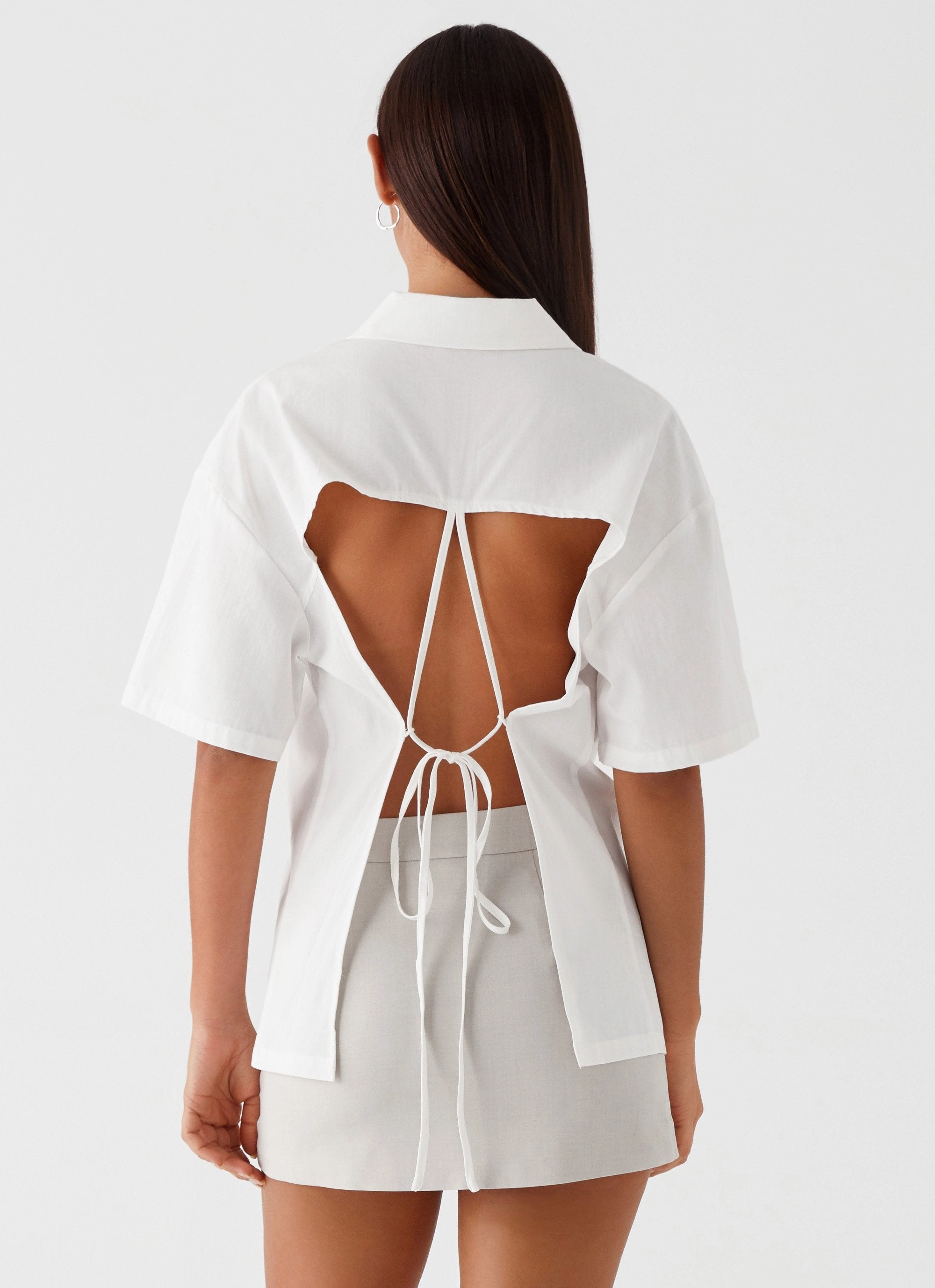 Elegant Cut Hadley Open Back Short Sleeve Shirt - White