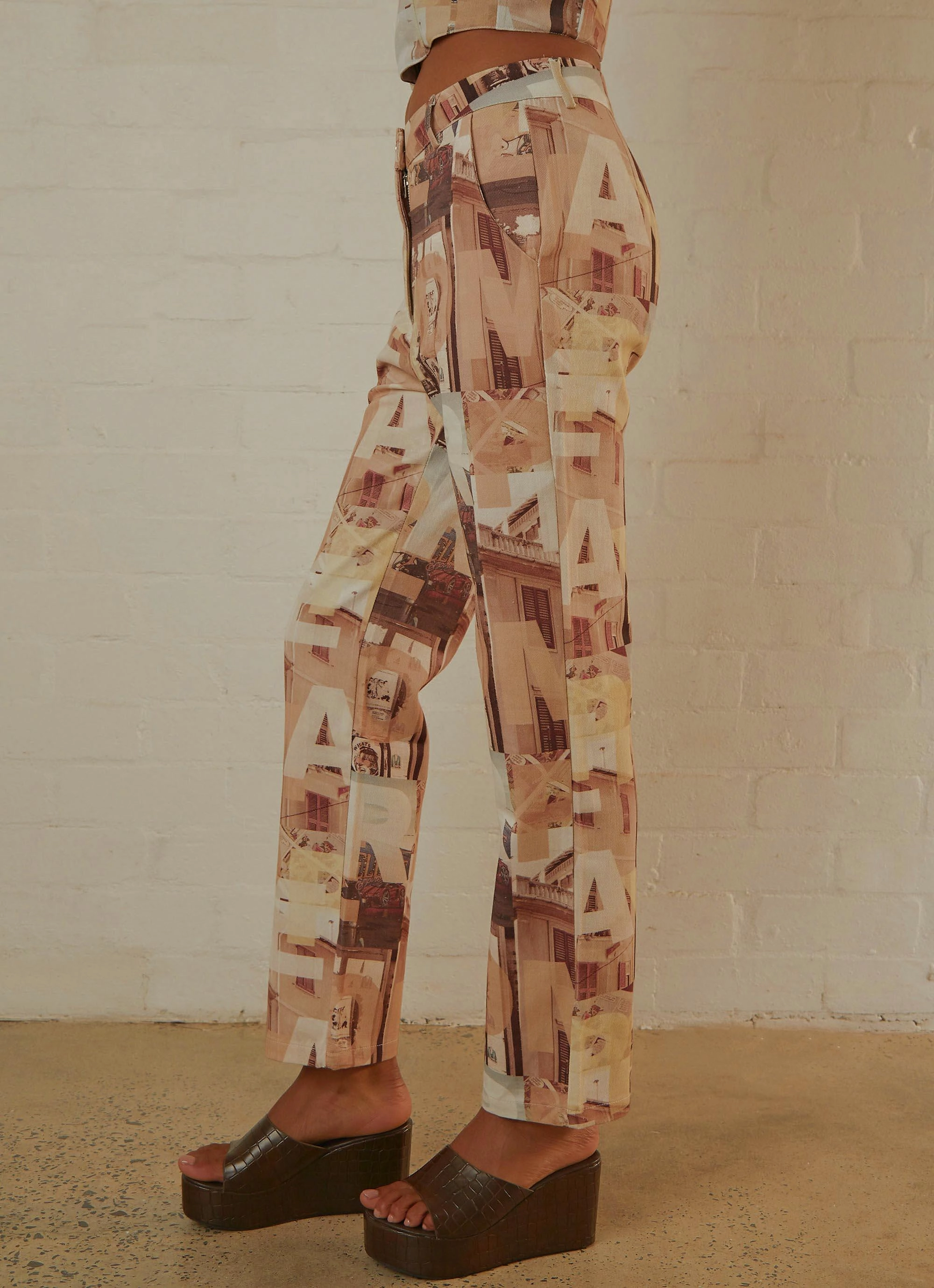 Late Nights in N.Y Pants - Neutral Film Graphic Dynamic Motion Easy Fit