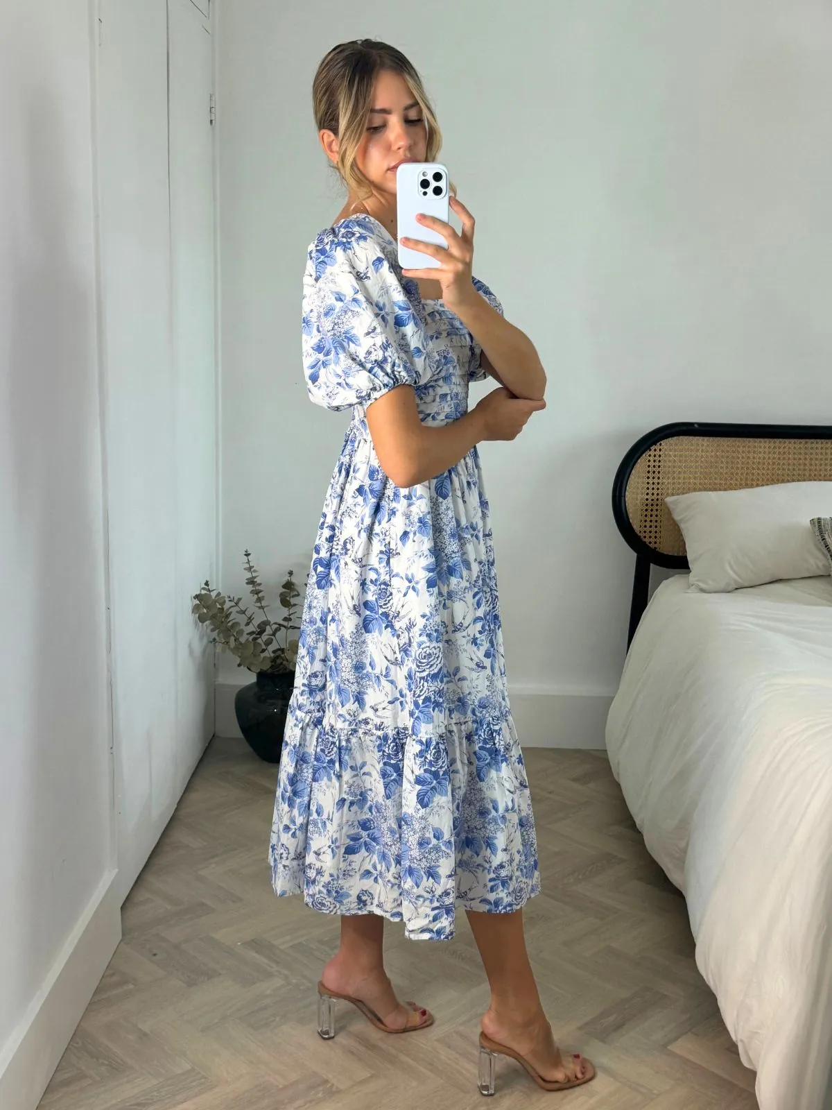 Trendy midi dress Leighton Puff Sleeve Midi Dress in Blue Floral