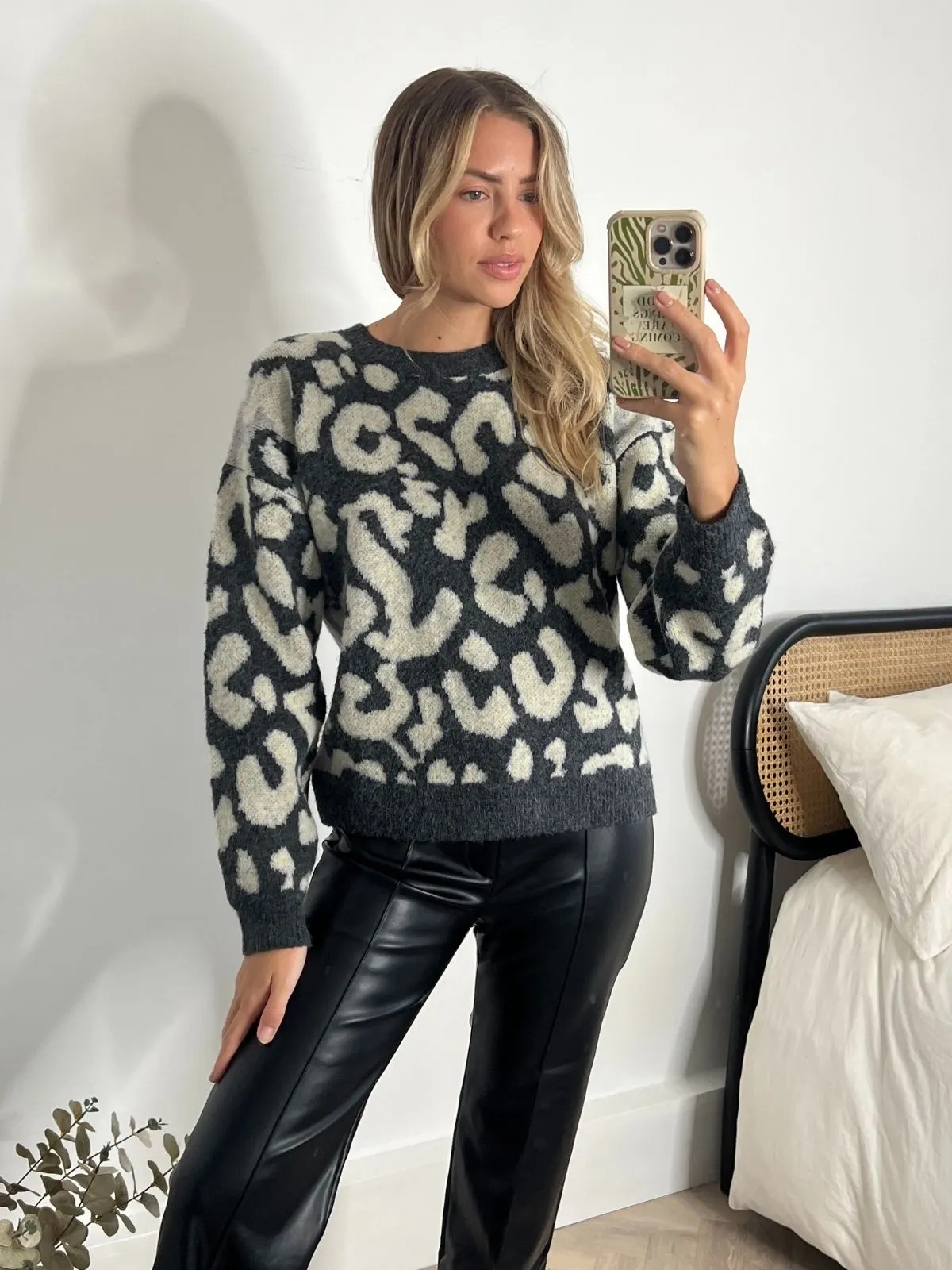 Norah Chunky Animal Colourblock Jumper / Charcoal StaticFree Material