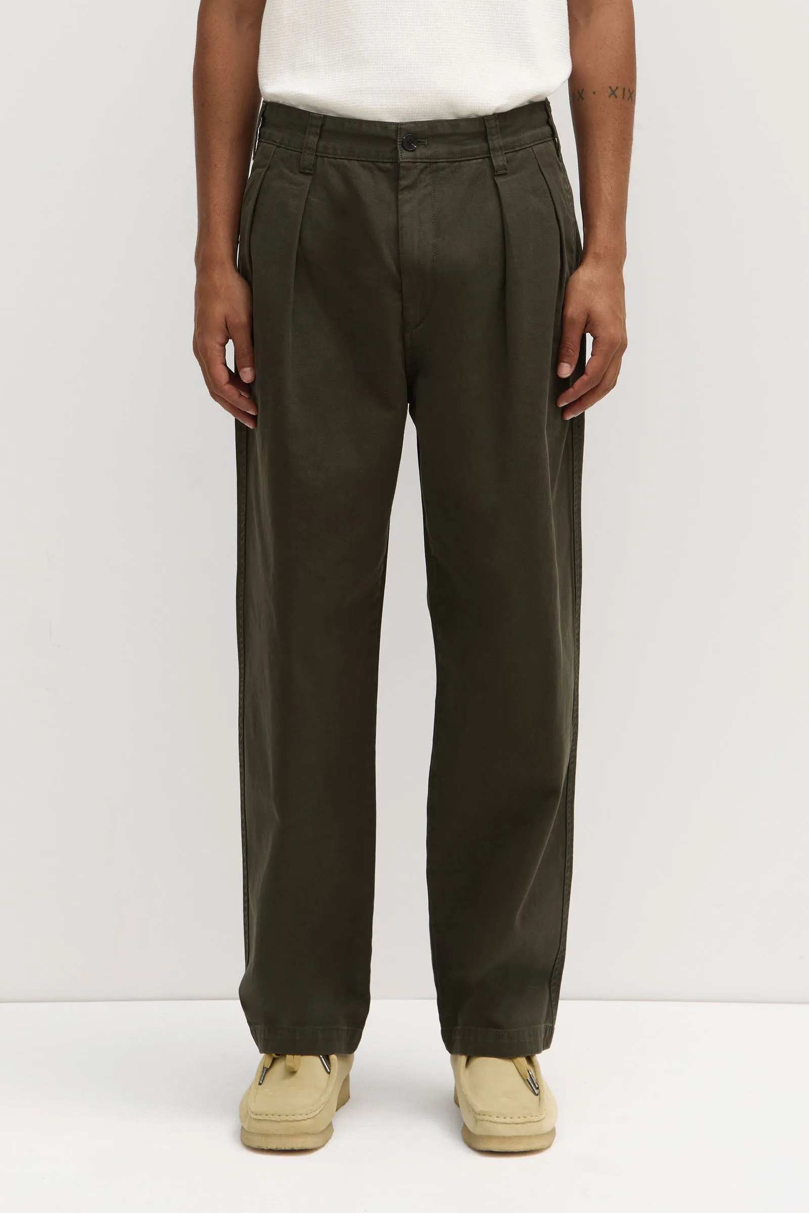 Miles Pleated Chino TaglessNecklineComfort