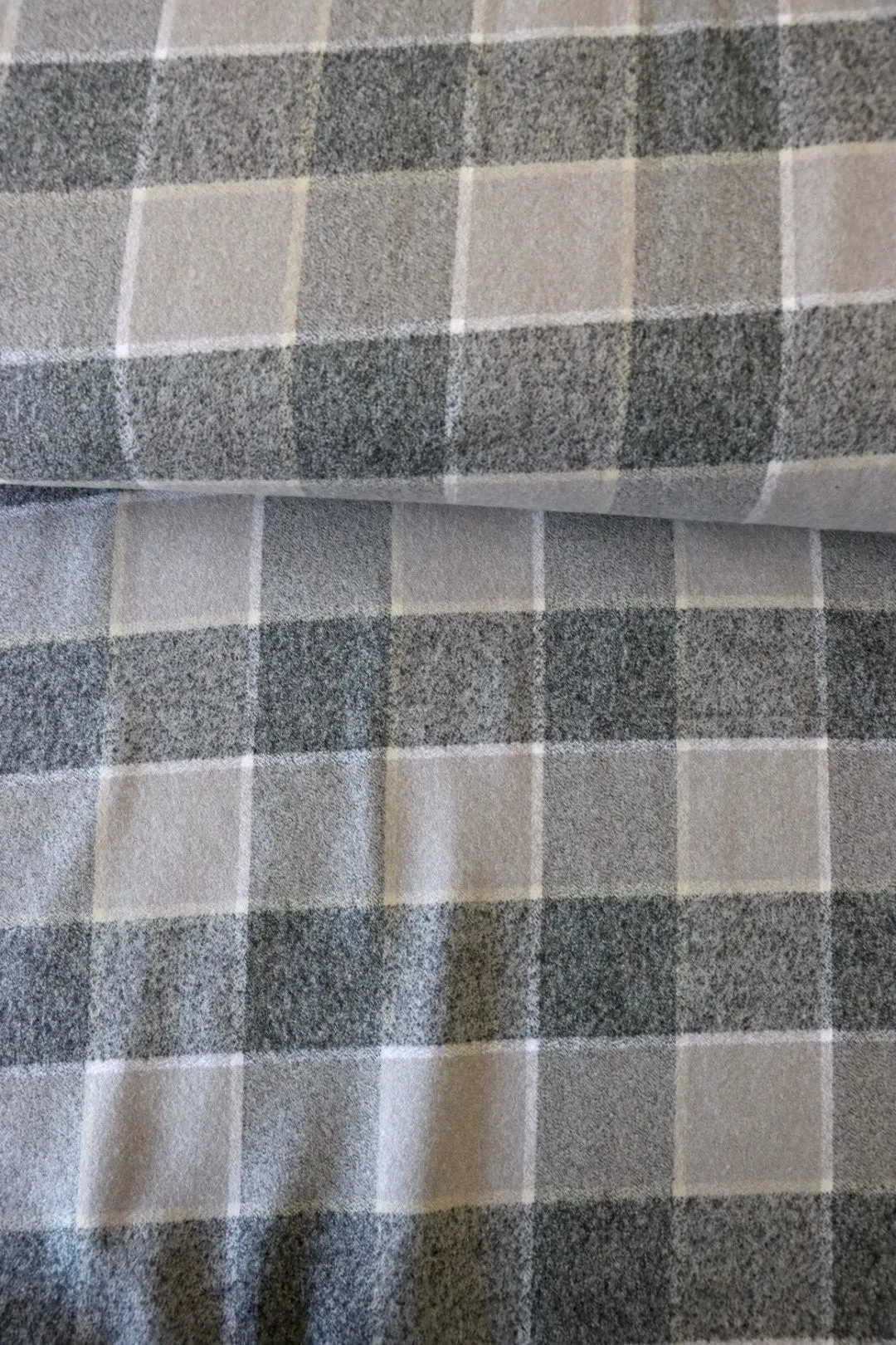 Platinum/Charcoal/Ivory Plaid | Mammoth Flannel | Robert Kaufman