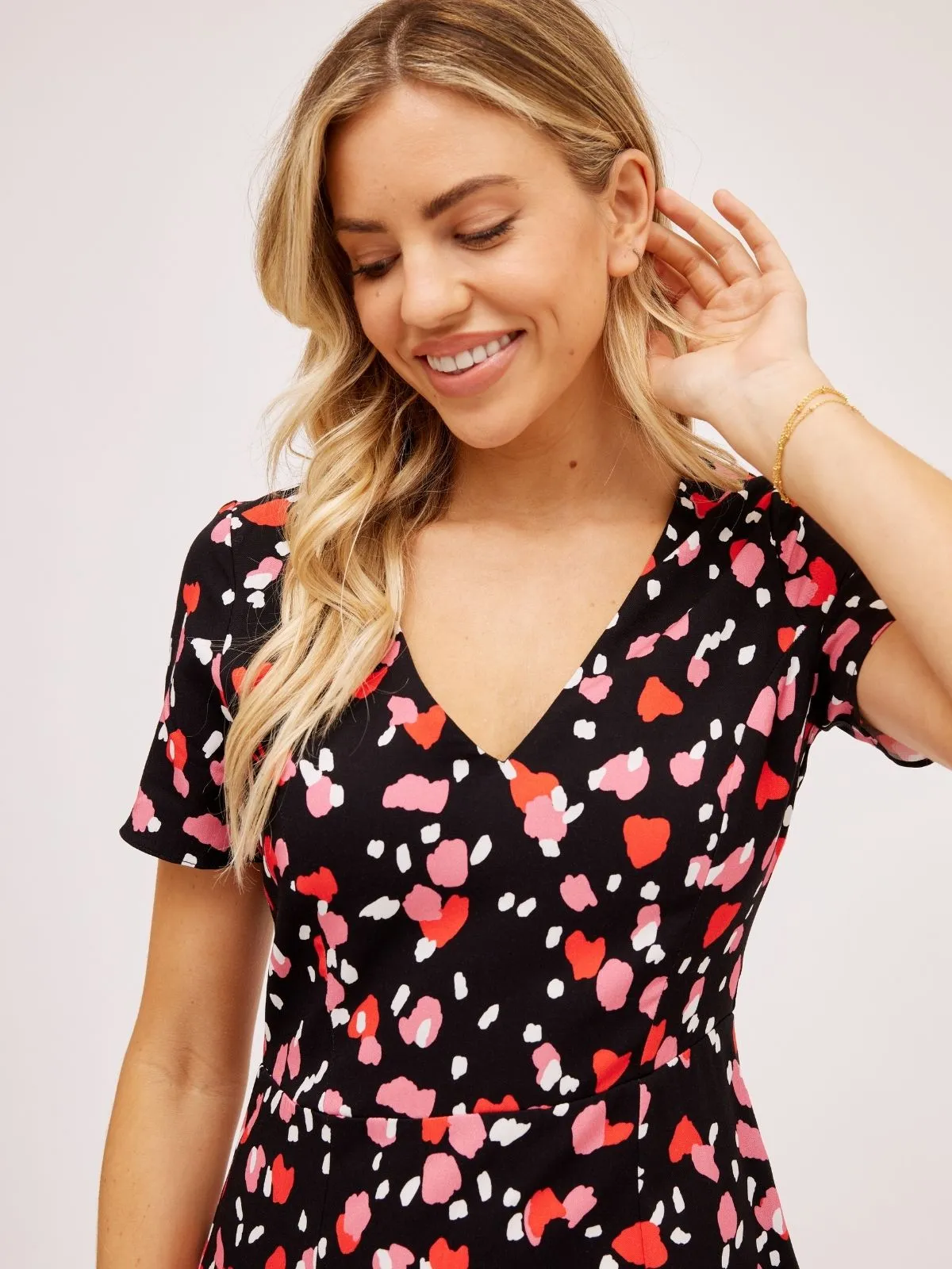 Versatile Fit Winnie V Neck Midi Dress / Abstract Heart