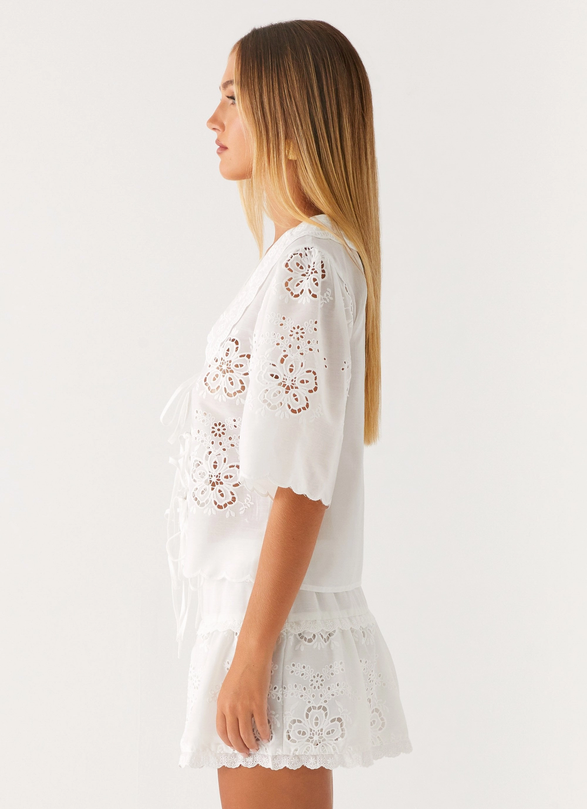 MoistureWicking Relaxed Silhouette Summer Escape Embroidered Top - White
