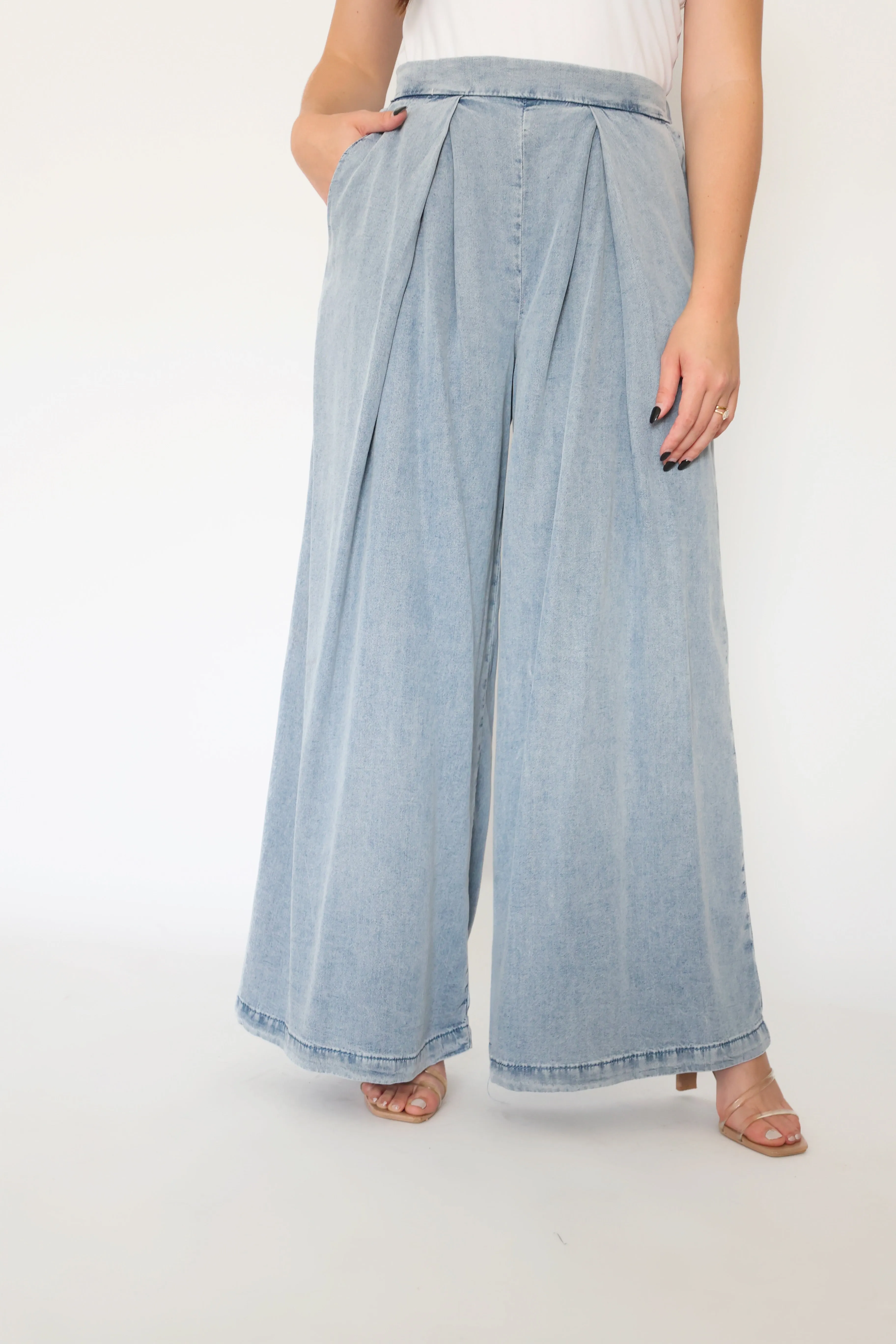 Vail Pleated Pant(final sale) City Wear Contrast Trim