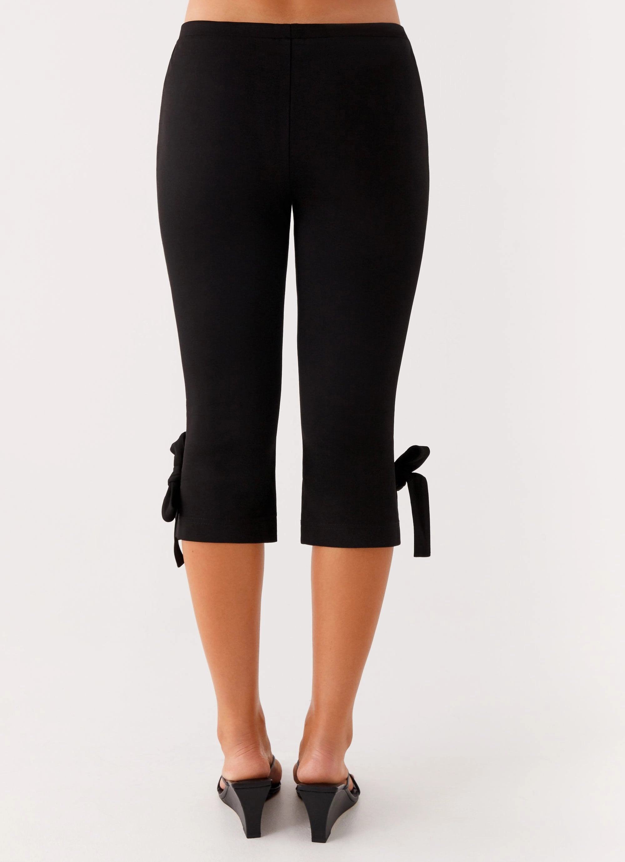 Dark wash Takeover Capri Pants - Black