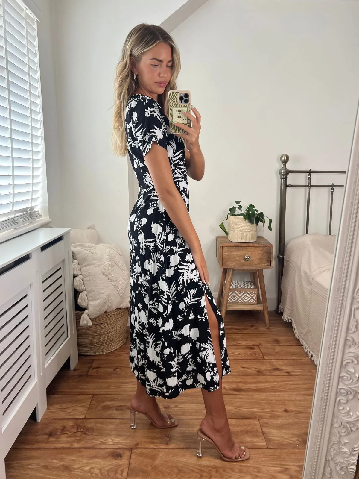 Winnie V Neck Midi Dress / Mono Floral Dreamy Flow Smooth Flow