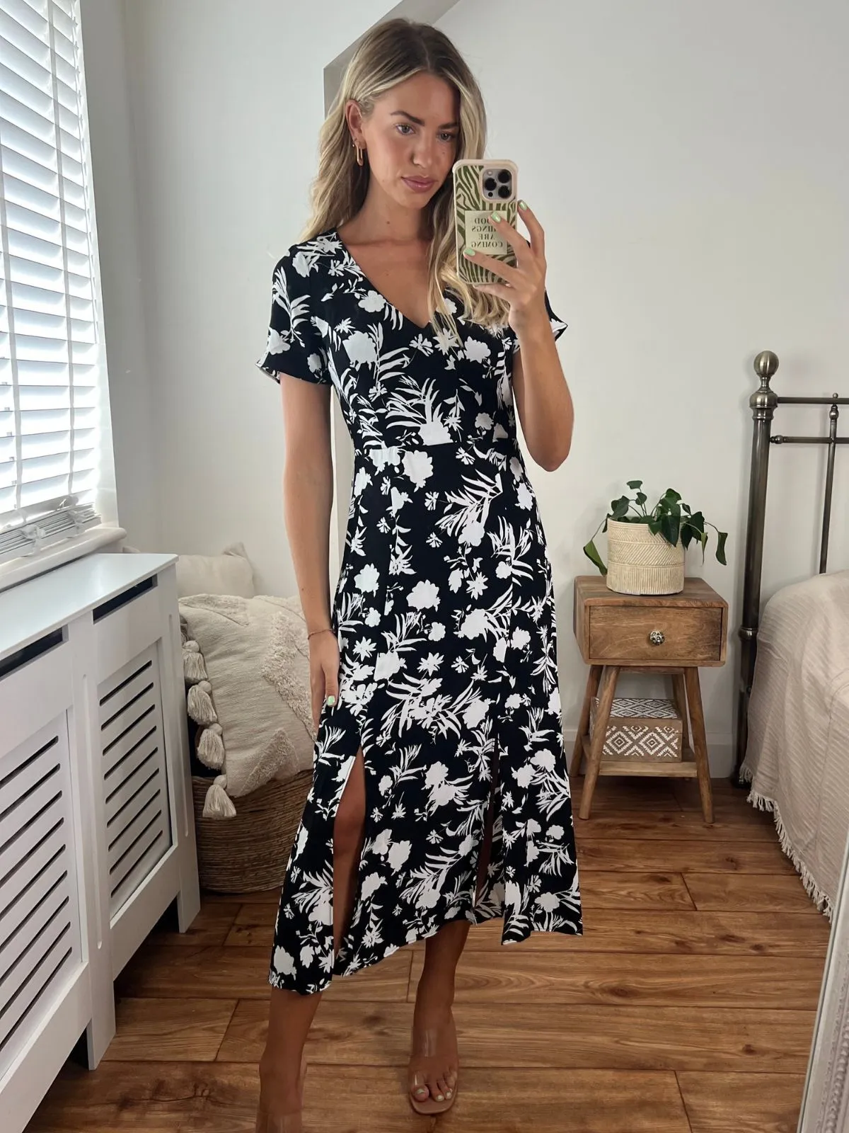 Glam Feel Sleek and Flattering Winnie V Neck Midi Dress / Mono Floral