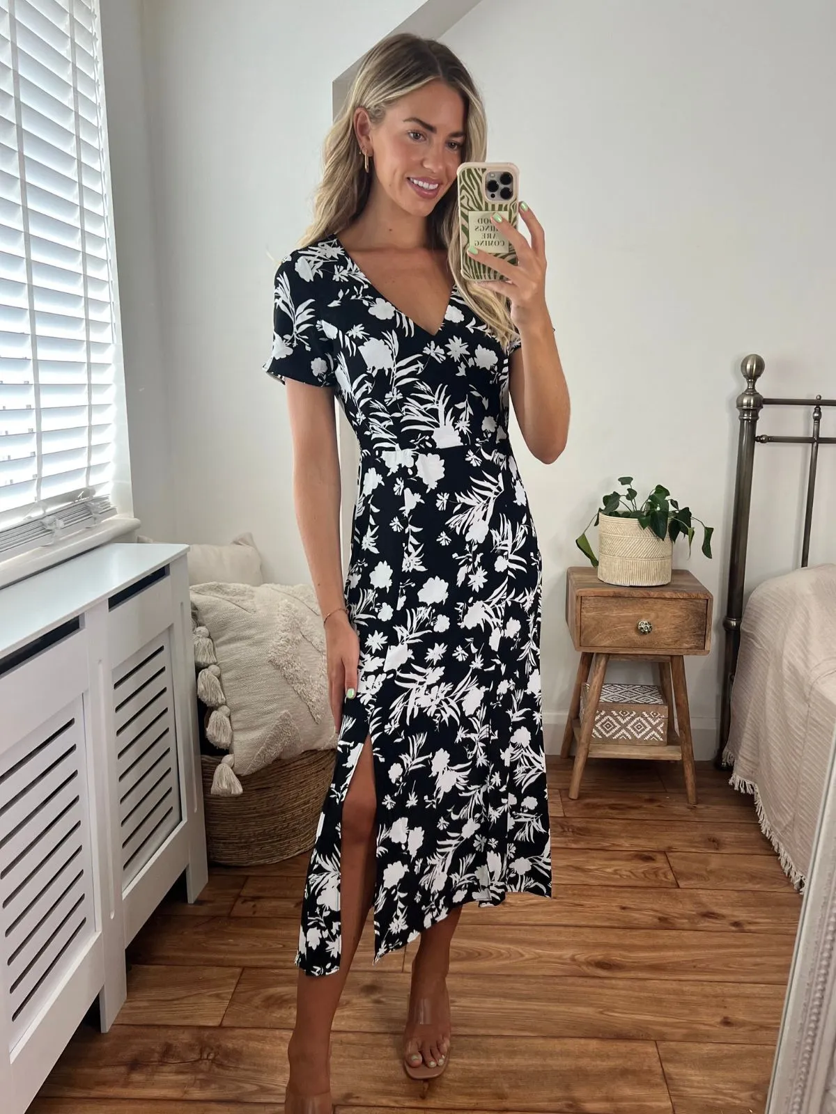 Daily Ready Movement Friendly Winnie V Neck Midi Dress / Mono Floral