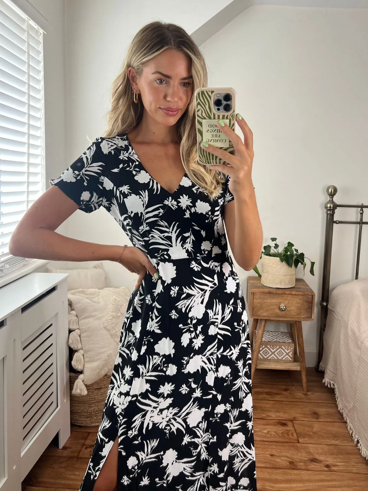 Winnie V Neck Midi Dress / Mono Floral Bloom Soft
