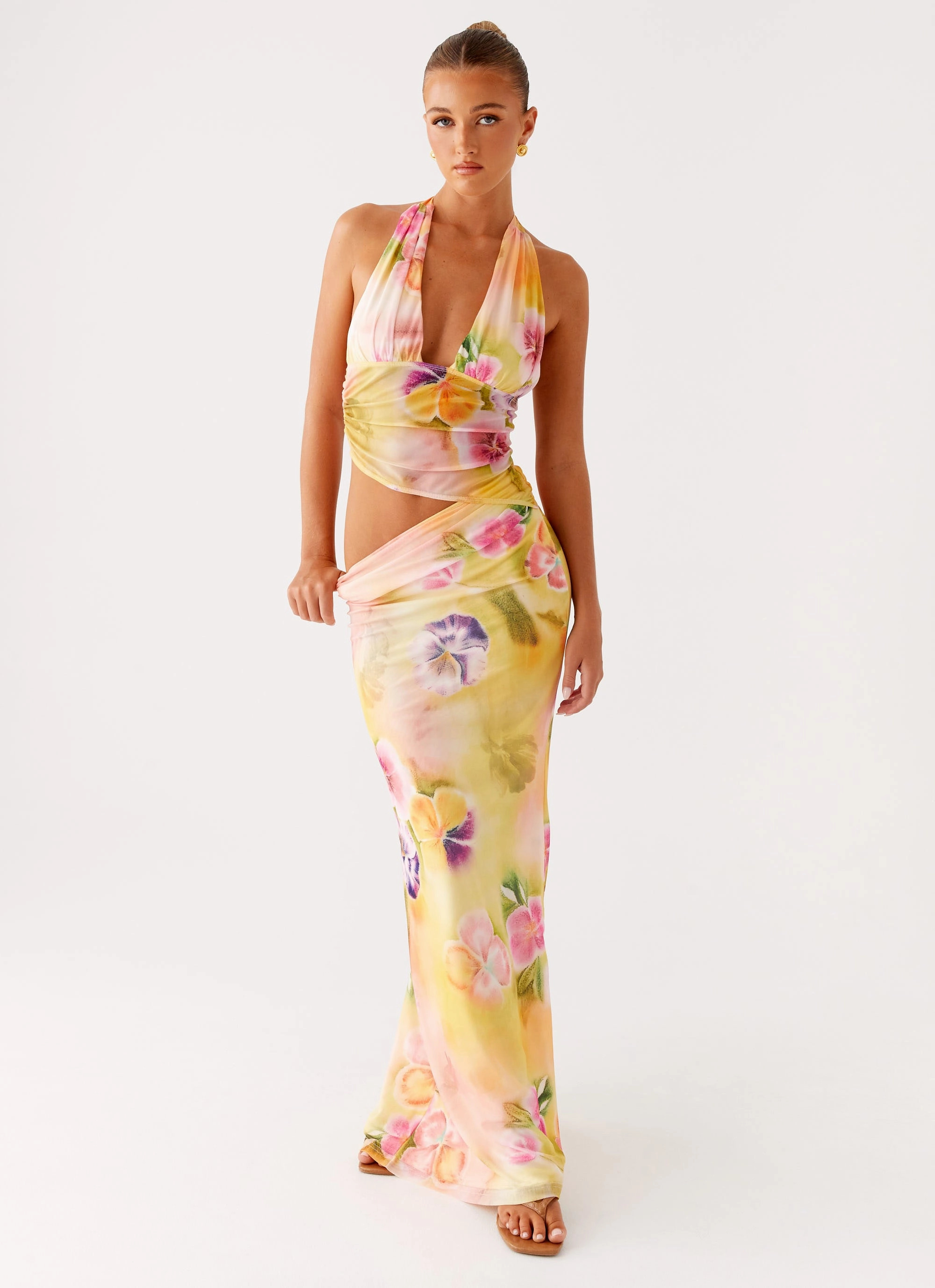 Main Act Halter Maxi Dress - Sunburst Floral Effortless Waist Design Charming Fit