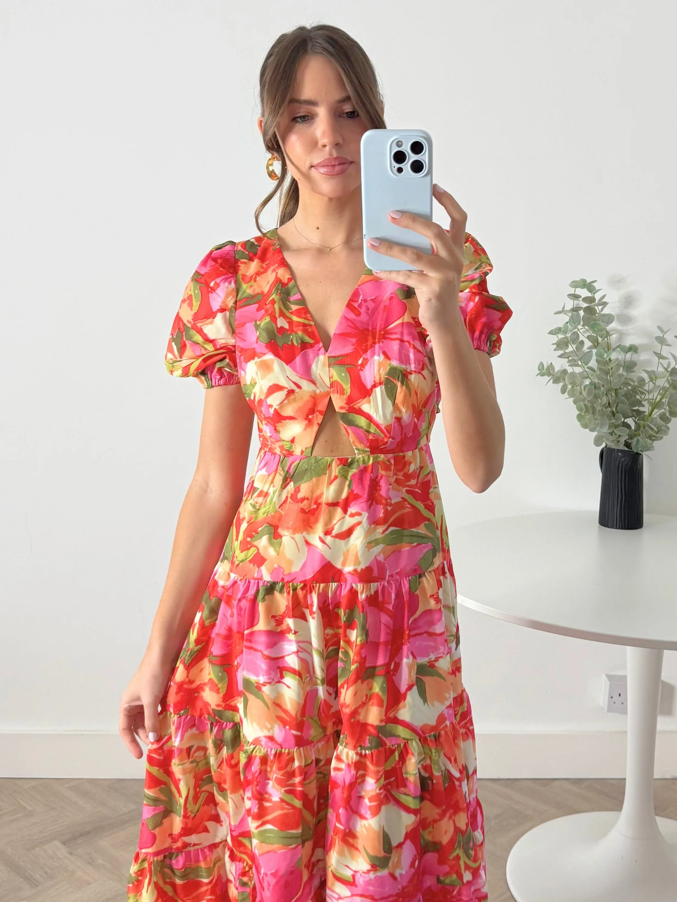 Wedding-Guest confident look Zoe Tiered Cutout Maxi Dress / Tropical Print